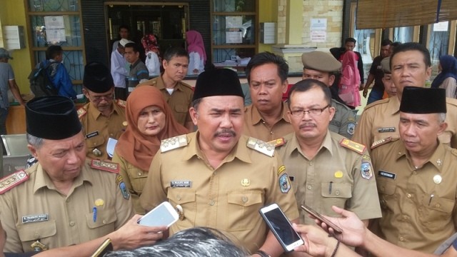 Wabup, H Hillalatil Badri saat diwawancarai media usai Sidak di Dinas Dukcapil